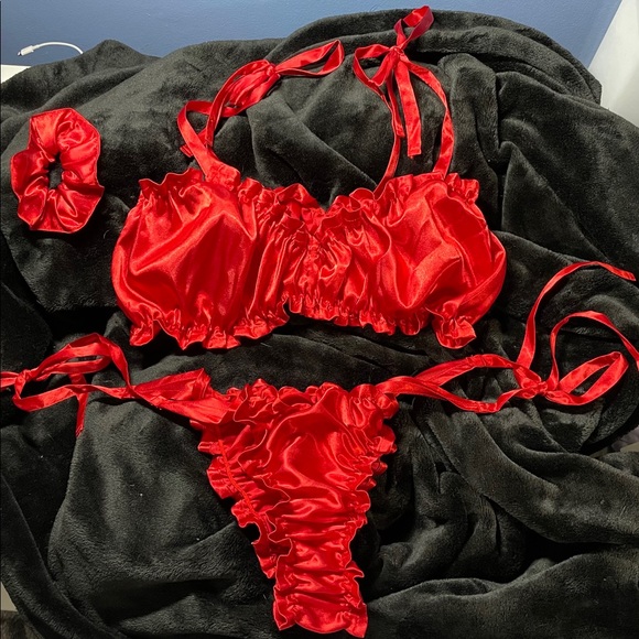 Red lingerie set - Picture 3 of 3